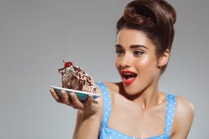 hladna žena pozera na kolač