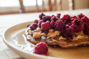 palacinka ozdobena malinami arasidove maslo