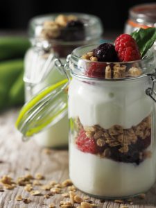 granola s bielym jogurtom a musli