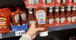 Heinz paradajkový kečup s o 50 % nižším podielom cukru a soli