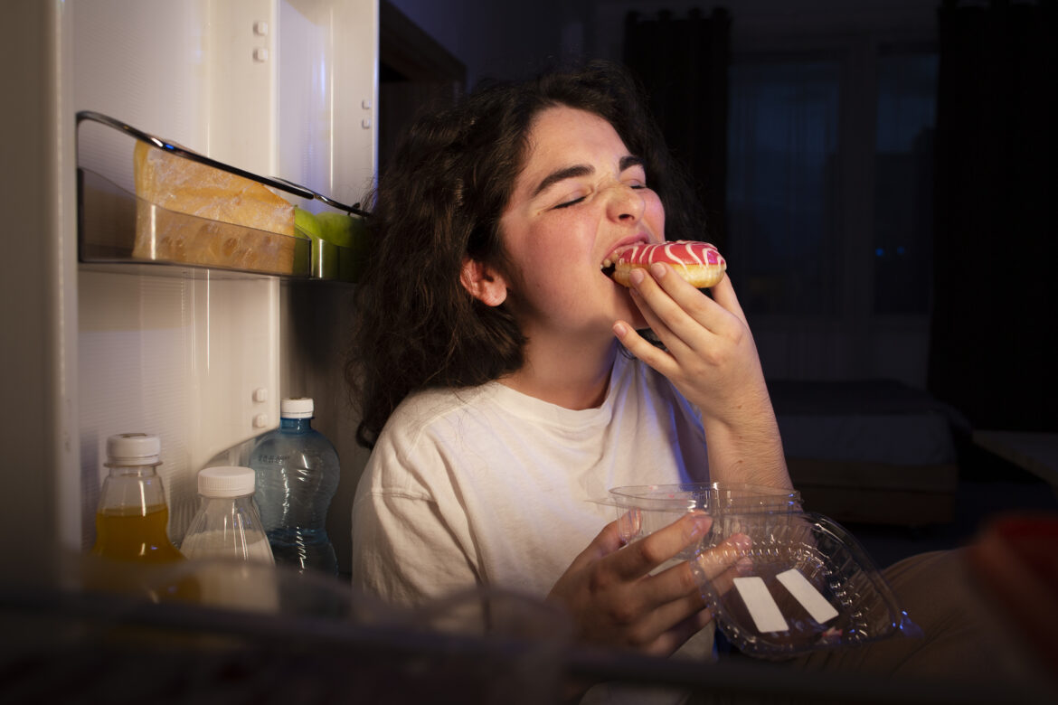 https://www.freepik.com/free-photo/side-view-woman-eating-doughnut_34002367.htm#fromView=search&page=1&position=0&uuid=fb2b3f0a-2b6e-4218-b418-a38a0dfec63f