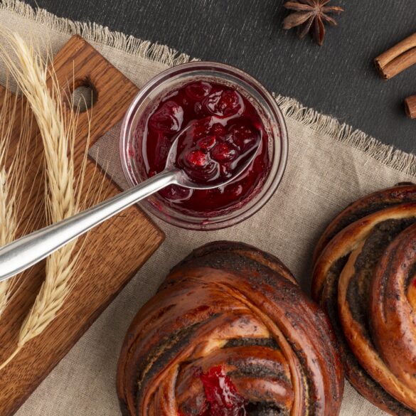 https://www.freepik.com/free-photo/tasty-homemade-bagels-with-jam_7781326.htm#fromView=search&page=2&position=8&uuid=200cd877-d5a2-420a-aedb-816049cb13c0 mini makovo-džemová buchta, Mini makovo-džemová buchta: Sladká pochúťka na každý deň