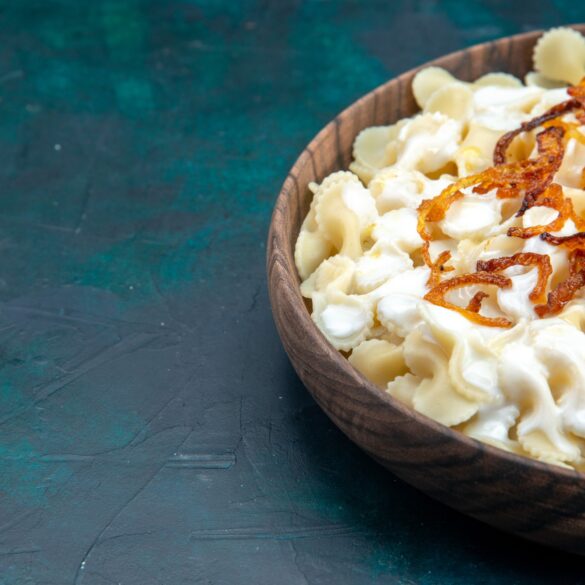 <a href="https://www.freepik.com/free-photo/front-view-cooked-italian-pasta-with-fried-onions-blue-desk_13481899.htm#fromView=search&page=1&position=12&uuid=b4ab9b7c-7c64-48aa-988d-813bb85bd443">Image by KamranAydinov on Freepik</a> cuketové halušky, Cuketové halušky s cottage syrom a bryndzou
