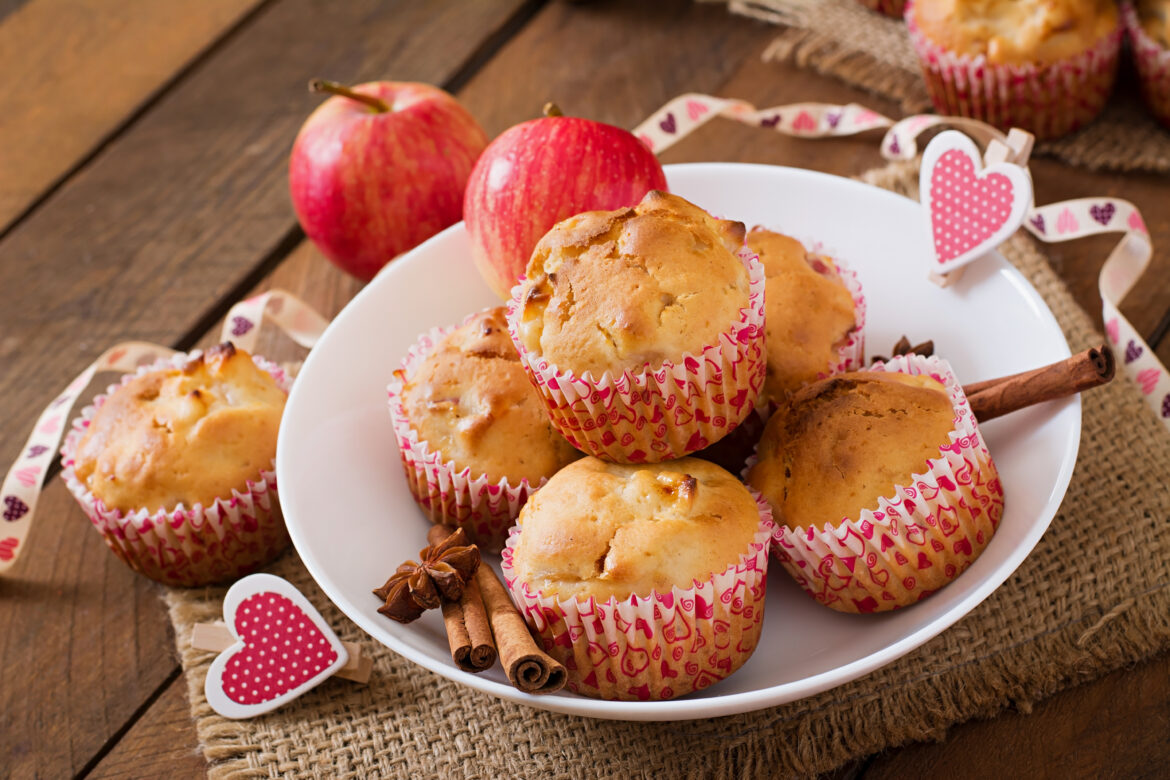 https://www.freepik.com/free-photo/fruit-muffins-with-nutmeg-allspice-wicker-basket-wooden-table_7701150.htm#fromView=search&page=1&position=1&uuid=9356a147-fb1c-4742-b8af-9cda24e42336