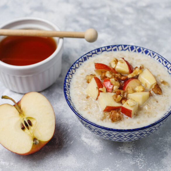 <a href="https://www.freepik.com/free-photo/oatmeal-porridge-bowl-with-honey-red-apple-slices-top-view_5896346.htm#fromView=search&page=1&position=14&uuid=e1722db0-d89e-4417-9b3d-6ed9e81dd4e1">Image by azerbaijan_stockers on Freepik</a> ryžová kaša, Krémová ryžová kaša so škoricovým jablkom