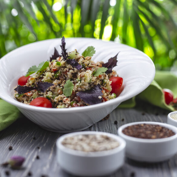 <a href="https://www.freepik.com/free-photo/side-view-quinoa-salad-with-tomato-cucumber-basil-salt-pepper-table_7926986.htm#fromView=search&page=1&position=14&uuid=5e8a26c8-737b-4506-a8a8-a71e5226b879">Image by stockking on Freepik</a> šalát s tuniakom, Quinoa šalát s tuniakom – perfektný do práce aj na večeru