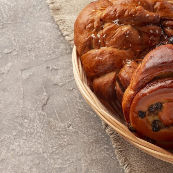 <a href="https://www.freepik.com/free-photo/bagel-assortment-basket_7779023.htm#fromView=search&page=1&position=34&uuid=173885c8-3201-4e63-a13a-6797aa13985f&query=sweet+yeast+bread+">Image by freepik</a> vianočka na raňajky, Vianočka na raňajky: Sladké prebudenie do nového dňa