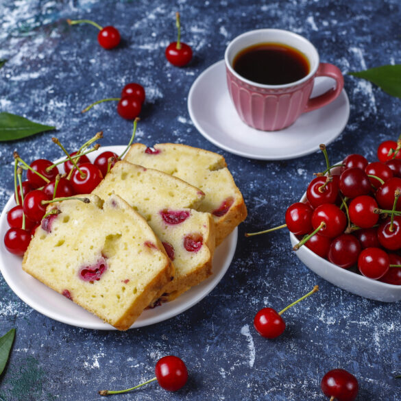 <a href="https://www.freepik.com/free-photo/delicious-cherry-cake-with-fresh-cherries-top-view_8826499.htm#fromView=search&page=1&position=18&uuid=5713ae3d-1eb0-4fca-9ad3-917b6d000b4a&query=%C4%8Deres%C5%88ov%C3%BD+kol%C3%A1%C4%8D">Image by azerbaijan_stockers on Freepik</a> čerešňový koláč, Jemný a šťavnatý čerešňový koláč – vyskúšaš ho s nami?