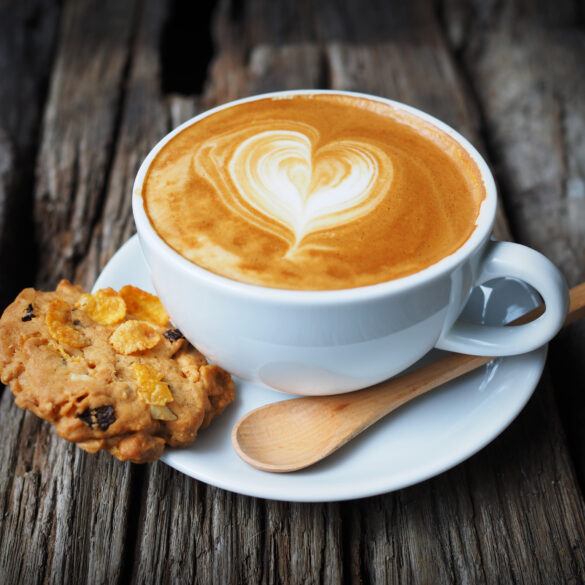 https://www.freepik.com/free-photo/cup-coffee-with-heart-drawn-foam_999656.htm#fromView=search&page=1&position=8&uuid=be87e84e-3451-4981-b888-0e5306b9328e&query=k%C3%A1va proteínová káva, Raňajková proteínová káva: Štart do dňa plný energie