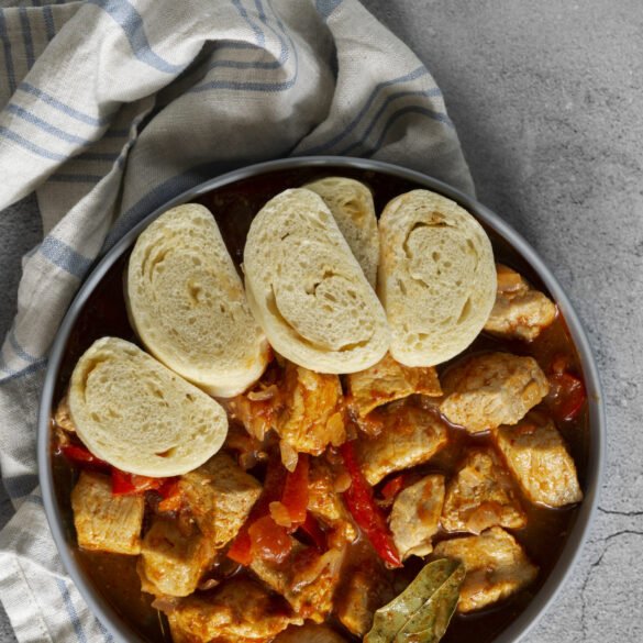 <<a href="https://www.freepik.com/free-photo/delicious-goulash-with-bread-view_25722105.htm#fromView=search&page=1&position=2&uuid=e152d455-88b3-4635-8c13-d88b14f911b4&query=seged%C3%ADn+s+tempehom">Image by freepik</a> falošný segedínsky guláš, Falošný segedínsky guláš s domácou knedľou