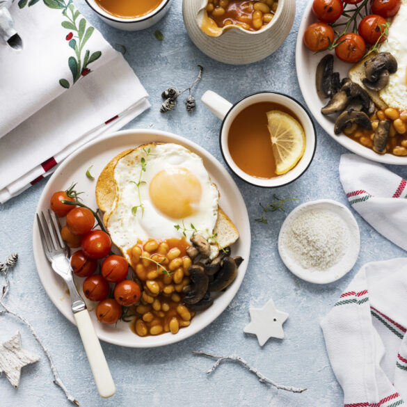 https://www.freepik.com/free-photo/holiday-breakfast-with-beans-toast-eggs-food_13311305.htm#fromView=image_search_similar&page=1&position=12&uuid=b9814f4a-334c-4ddf-99ef-4b5a0b6f3e51e flat lay food photography vegetariánske anglické raňajky, Chutné a výživné: Vegetariánske anglické raňajky na každý deň