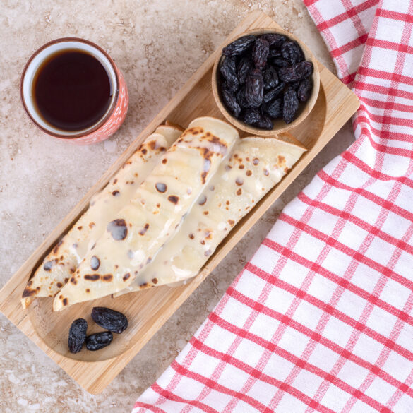 <a href="https://www.freepik.com/free-photo/homemade-pancakes-roll-with-raisin-condensed-milk_13343279.htm#fromView=search&page=1&position=41&uuid=da622791-5c77-4b59-9efc-13fdc0d57381&query=tortilla+s+%C4%8Dokol%C3%A1dou">Image by azerbaijan_stockers on Freepik</a> tortilla nasladko, Fit tortilla nasladko: S pudingom a ovocím ako dokonalé kombo!
