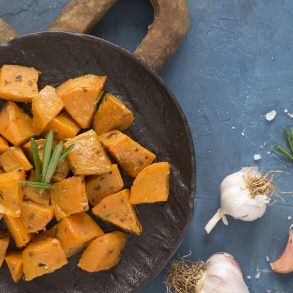 <a href="https://www.freepik.com/free-photo/potatoes-meal-flat-lay-composition_9366461.htm#fromView=search&page=1&position=3&uuid=65302da7-68a2-42ec-9a89-41464c056ebf&query=pe%C4%8Den%C3%A9+bataty+s+tempehom">Image by freepik</a> pečené batáty s tempehom, Pečené batáty s tempehom v hubovej omáčke