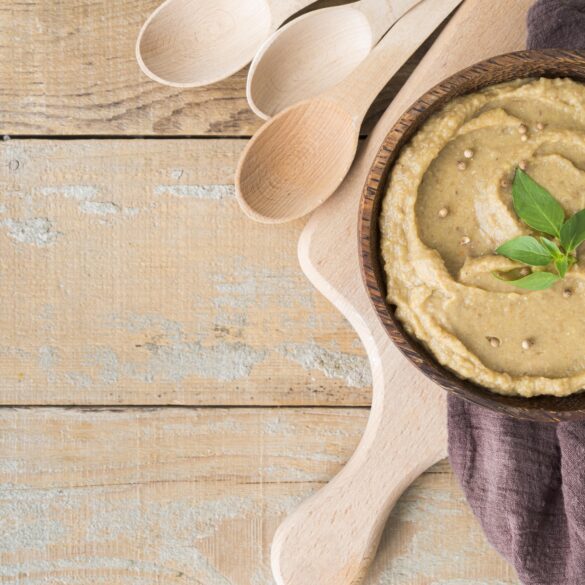 <a href="https://www.freepik.com/free-photo/top-view-delicious-humus-concept_9861434.htm#fromView=search&page=1&position=3&uuid=c9b9ddd8-b65b-4d69-9c83-7bfa7f427dd5&query=fazu%C4%BEov%C3%A1+n%C3%A1tierka">Image by freepik</a> fazuľová nátierka, Fazuľová nátierka plná bielkovín: Ideálna fitness desiata