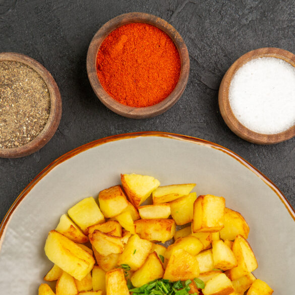 <a href="https://www.freepik.com/free-photo/top-view-tasty-fried-potatoes-inside-plate-with-seasonings-dark-surface_14072089.htm#fromView=search&page=1&position=45&uuid=f7b3fcef-c5ff-4e4d-bba1-25805d115ddb&query=zemiaky+v+raj%C4%8Dinovej+om%C3%A1%C4%8Dke">Image by KamranAydinov on Freepik</a> zemiaky s mäsom v rajčinovej omáčke, Expresná večera: Zemiaky s mäsom v rajčinovej omáčke