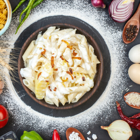 <a href="https://www.freepik.com/free-photo/top-view-tasty-penne-pasta-bowl-black-pepper-small-bowl-tomatoes-eggs-rice-wooden-spoon-table_17258201.htm#fromView=search&page=1&position=12&uuid=cd0a8c84-27ee-4c00-849b-7470c5a944d1&query=cestoviny+bryndza">Image by KamranAydinov on Freepik</a> bryndzové cestoviny, Chuť halušiek bez roboty? Vyskúšaj bryndzové cestoviny!