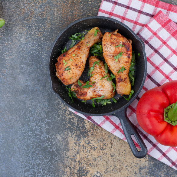https://www.freepik.com/free-photo/grilled-chicken-drumsticks-pan-with-bell-peppers-high-quality-photo_15806179.htm#fromView=search&page=1&position=21&uuid=b019ccfc-2bec-427b-86ef-bf39a0ecc566&query=m%C3%A4so+v+paradajkovej+omacke paprikáš ako od babičky, Paprikáš ako od babičky – poctivá chuť detstva