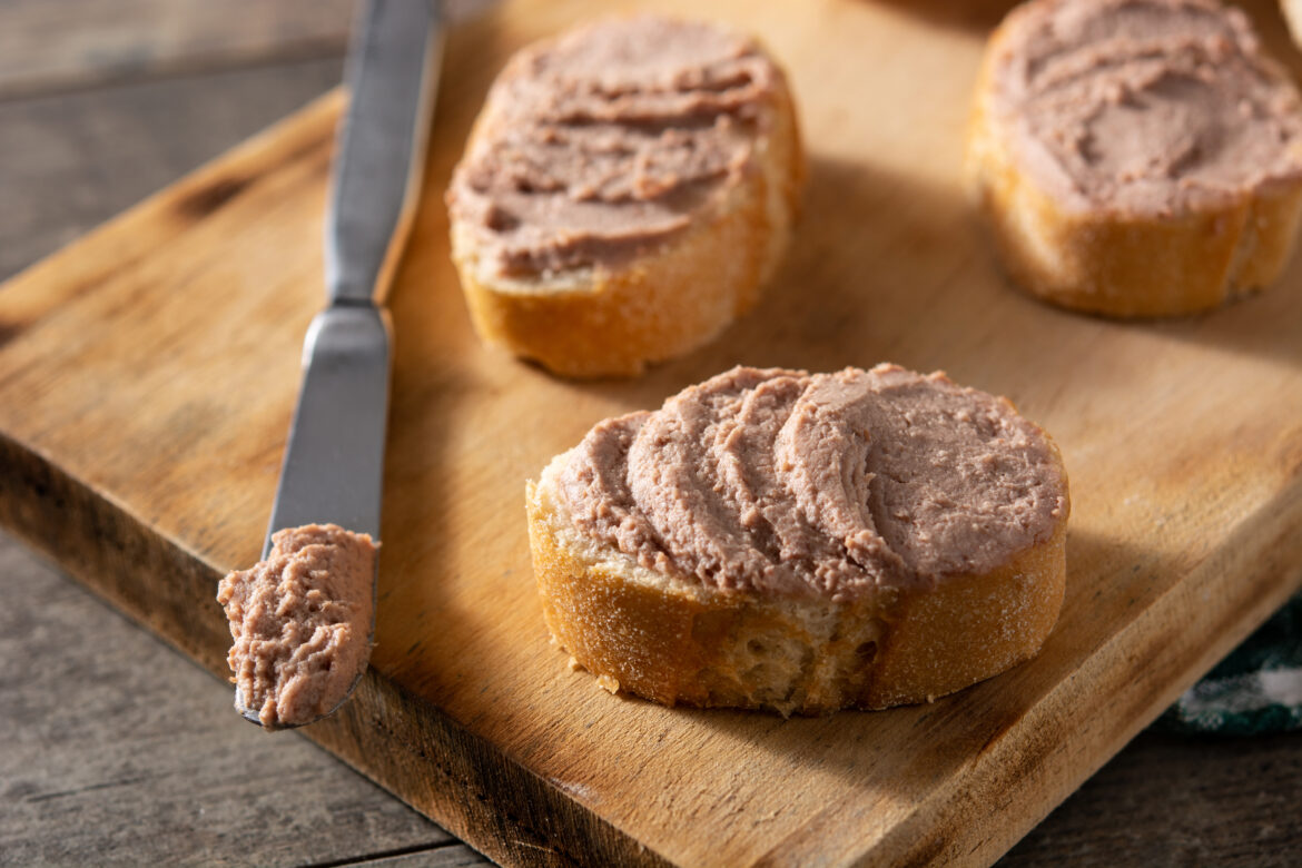 https://www.freepik.com/free-photo/toasted-bread-with-pork-liver-pate-wooden-table_24714988.htm#fromView=search&page=1&position=0&uuid=0649a6a0-0c66-4c46-b38c-140e36e4afcf&query=%C5%A1unkov%C3%A1+pena