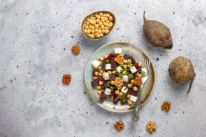https://www.freepik.com/free-photo/delicious-beet-salad-with-feta-cheese-goat-cheese-chickpeas-top-view_8136210.htm#fromView=search&page=1&position=2&uuid=8e8bf99c-b406-4edd-9f5c-7163b3bf70df&query=%C5%A1al%C3%A1t+z+%C4%8Dervenej+%C5%A1o%C5%A1ovice+a+tofu
