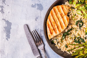 https://www.freepik.com/premium-photo/grilled-chicken-breast-with-brown-rice-spinach-broccoli-asparagus-concept-diet-healthy-eating_13177402.htm#fromView=search&page=2&position=5&uuid=e6ff6edf-f38d-44d3-a597-4caad59a6881&query=+kuracie+prsia+s+kuskusom